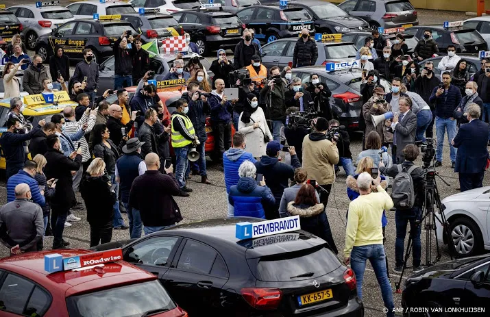 rijschoolhouders houden demonstratie tegen coronaregels
