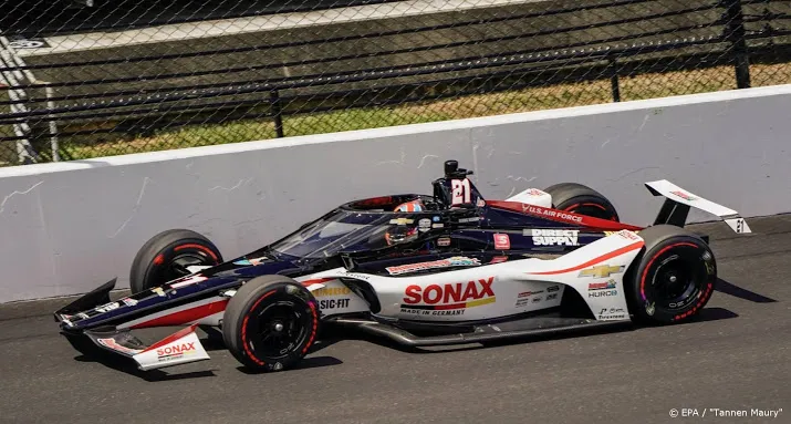 rinus veekay krijgt volle melk als hij indy 500 wint