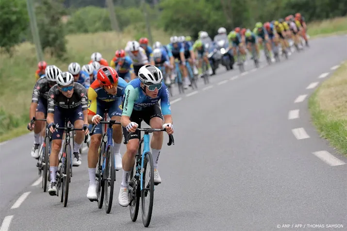 rit dauphine geneutraliseerd na massale val met leider evenepoel