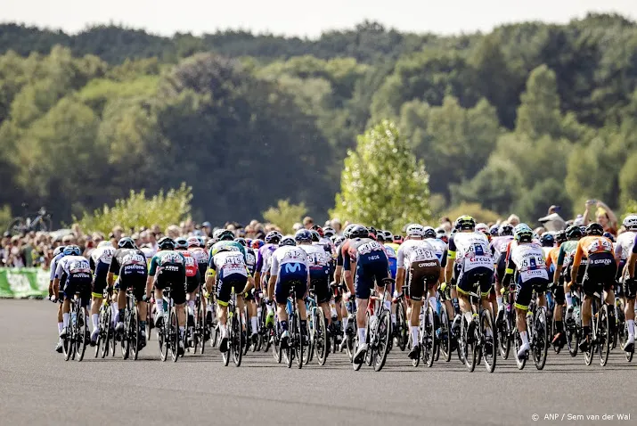 ritzege bennett in vuelta leiderstrui naar teunissen