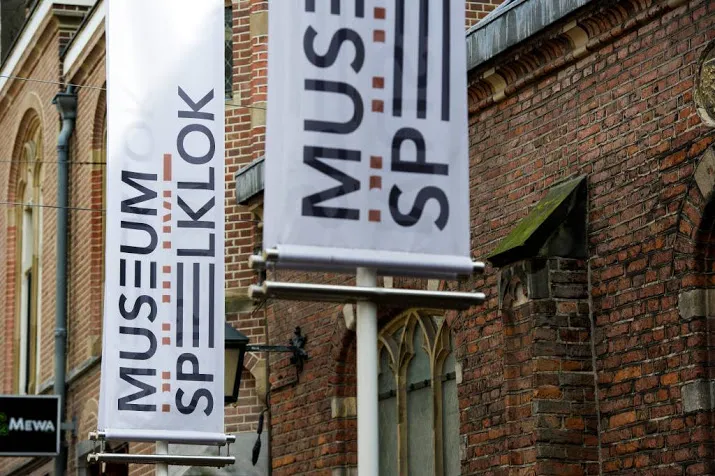 robots chriet titulaer naar museum speelklok