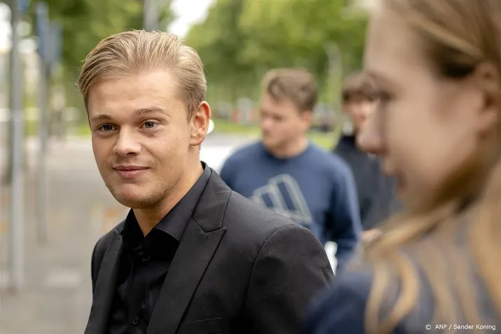 roddelpraat maker dennis schouten in gezicht gestoken