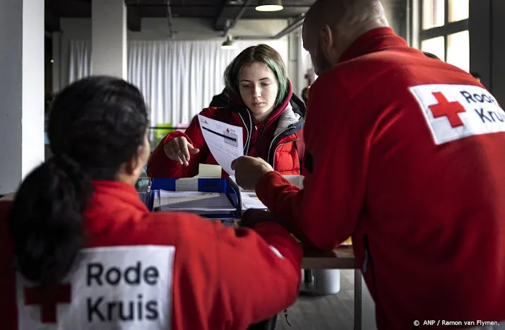 rode kruis geeft oekraiense vluchtelingen prepaid betaalkaart
