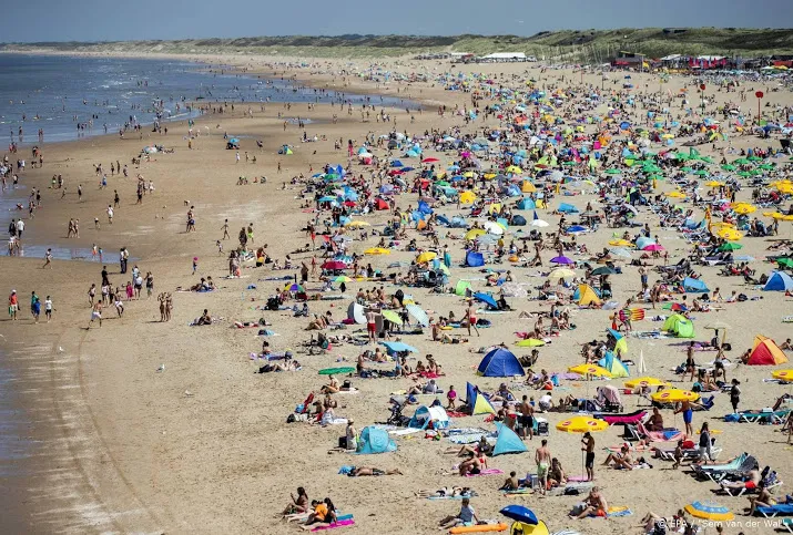 rode vlag op haagse strand tientallen mensen uit zee gehaald