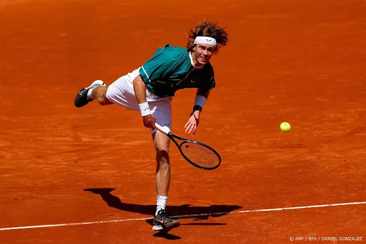 roeblev houdt griekspoor uit kwartfinales tennistoernooi madrid