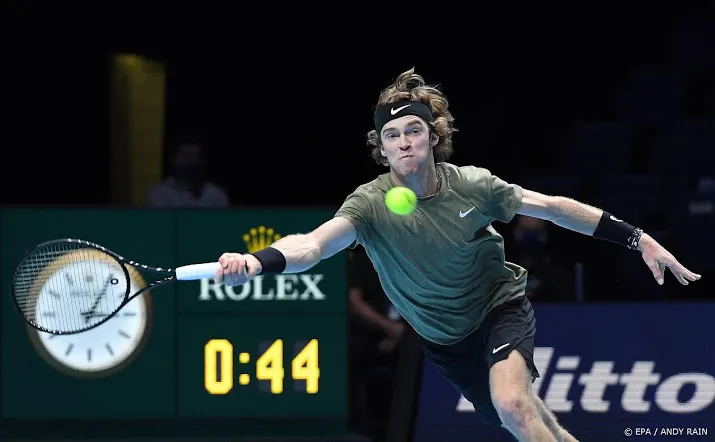 roeblev klopt al geplaatste thiem in derde partij atp finals