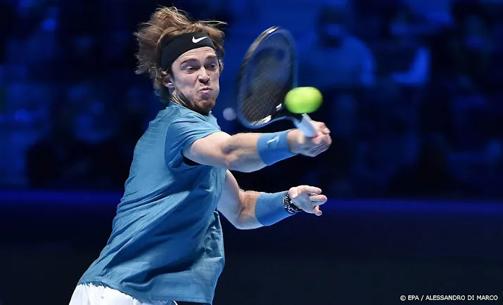 roeblev verslaat tsitsipas bij atp finals in turijn