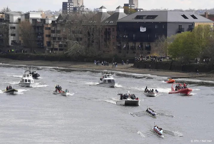 roeiers oxford winnen boat race bij terugkeer op de theems