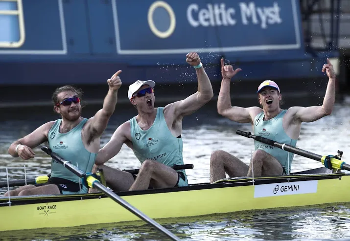 roeiteams cambridge pakken dubbel in boat race