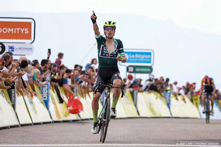 roglic fietst evenepoel in criterium du dauphine uit leiderstrui