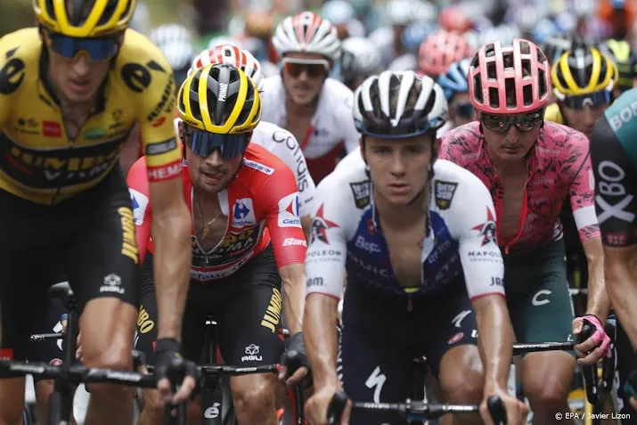 roglic laat zich niet ontmoedigen door tijdverlies in vuelta