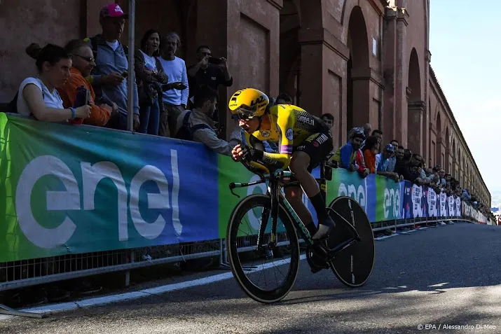 roglic slaat slag in openingsetappe giro