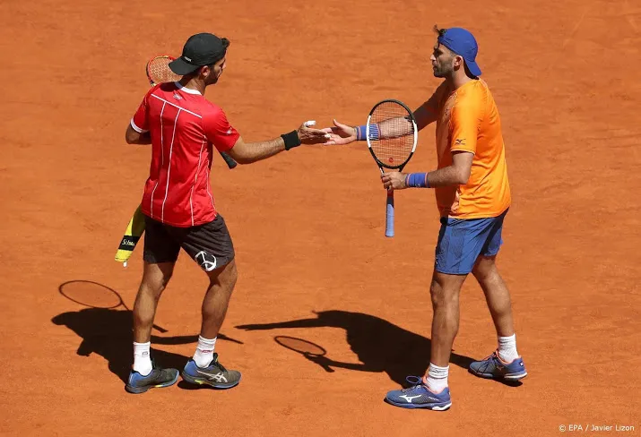 rojer naar laatste acht op roland garros