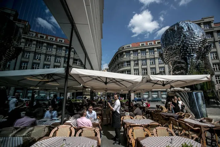 rol politiemedewerker geweld praag onderzocht