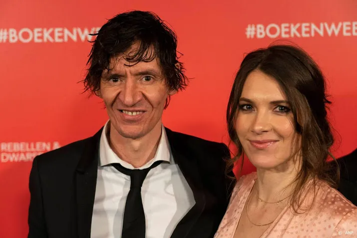 roman bonita avenue wordt toneelstuk met willem voogd