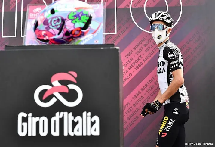 ronde van italie voert na coronagevallen mondkapjesplicht weer in