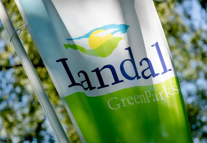 roompot sluit deal landal over strandhuisjes