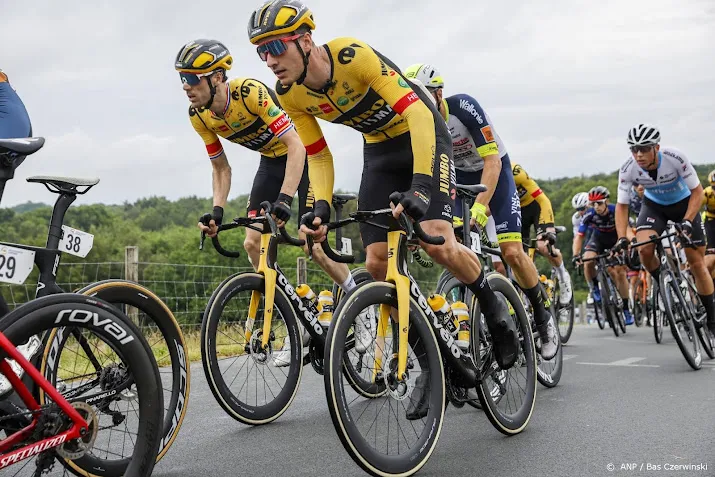 roosen ontwijkt zware crash en wint tweede rit ronde van burgos