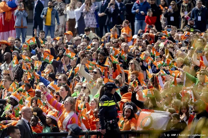 rotterdam feest nog even door na vertrek koninklijke familie