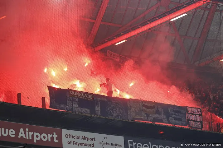 rotterdamse politie houdt 48 supporters marseille aan