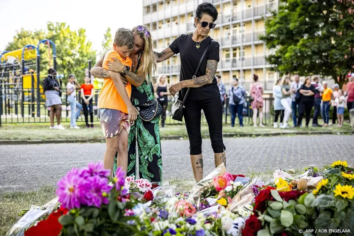 rouw en bloemen voor gino rond speeltuintje in kerkrade