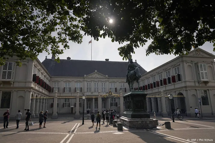 rouwwimpel op paleis noordeinde gehesen