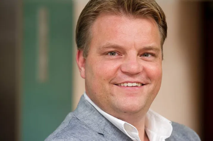 ruesink weg als hoofdredacteur bij vi