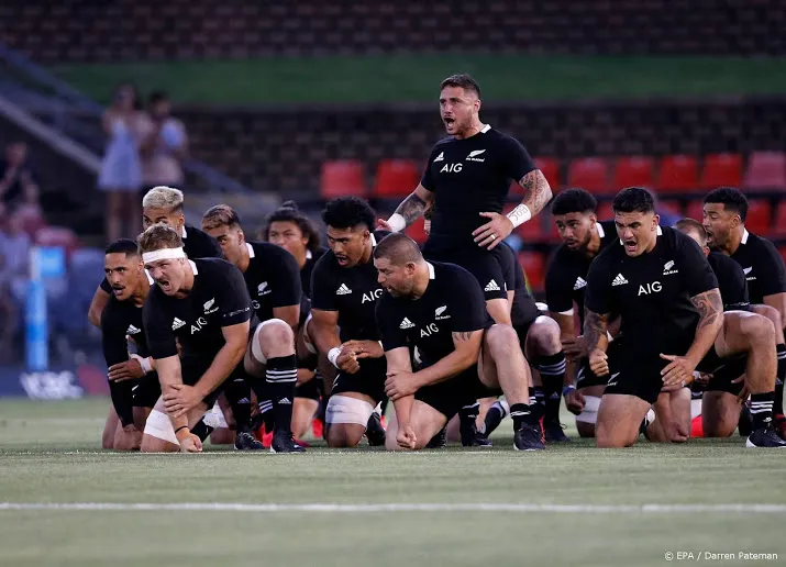 rugbyers nieuw zeeland eren maradona voor hun haka