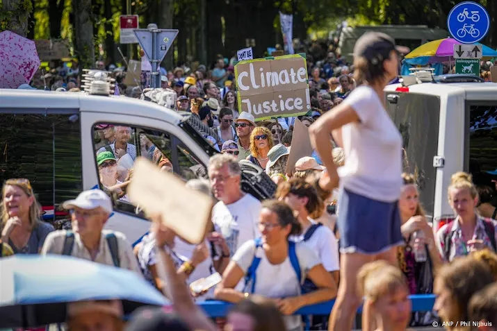 ruim 10 000 deelnemers aan klimaatprotesten in den haag