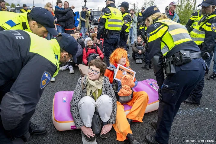 ruim 100 arrestaties na xr demonstratie a10 circa 30 nog vast