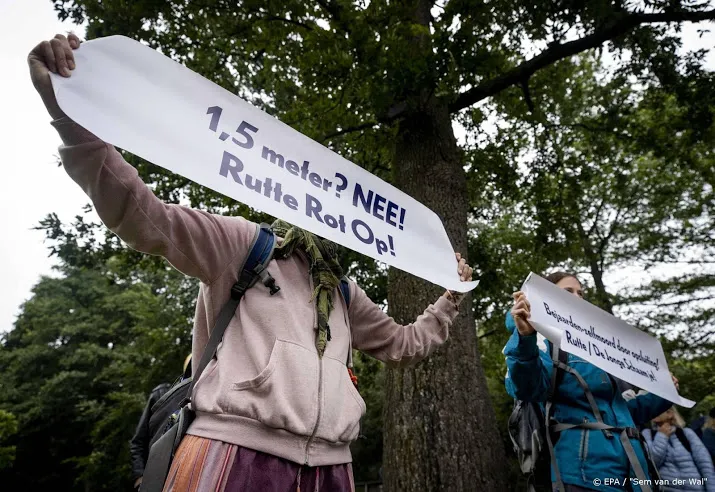 ruim 100 demonstranten tegen coronamaatregelen in amsterdam