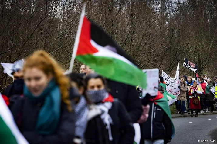 ruim 100 mensen lopen mars voor palestijnen naar den haag