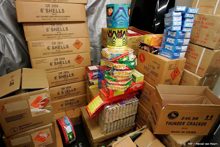 ruim 120 000 kilo professioneel vuurwerk in bunkers onderschept