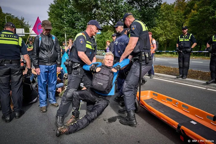 ruim 120 klimaatactivisten aangehouden op 17e dag a12 protest