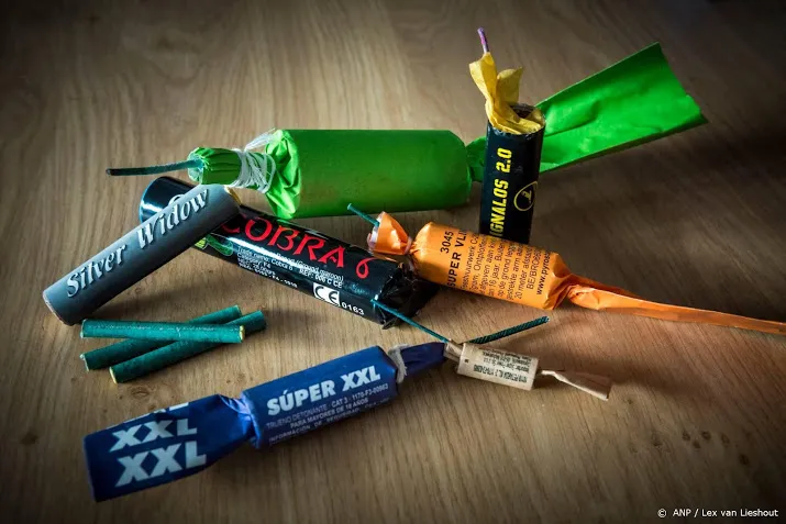 ruim 1200 kilo illegaal vuurwerk uit pand in hoogeveen gehaald