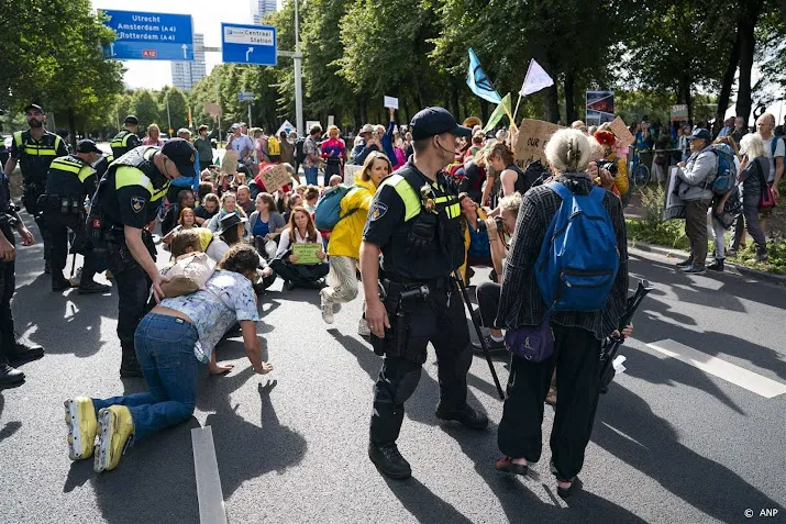 ruim 170 aanhoudingen bij blokkade a12 den haag