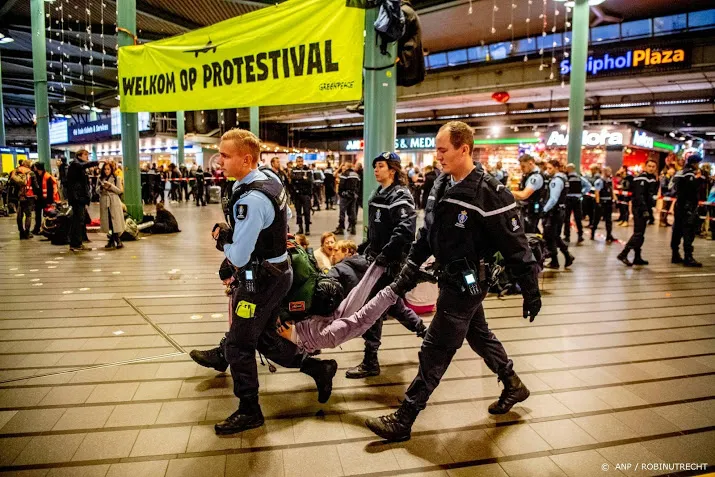 ruim 20 aanhoudingen bij demonstratie schiphol