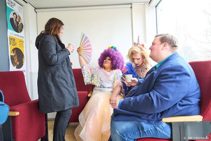 ruim 200 betogers bij vervroegde voorleesmiddag dragqueens