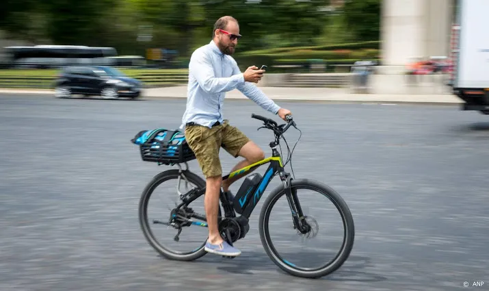ruim 9200 boetes voor bellen op de fiets