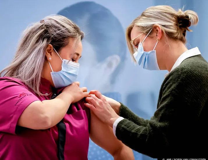 ruim half miljoen mensen zien eerste nederlandse vaccinatie