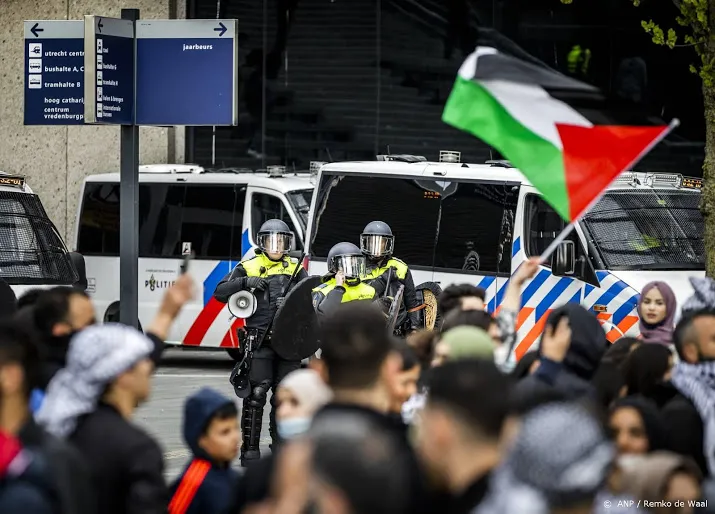 ruim honderd aanhoudingen in utrecht na noodbevel