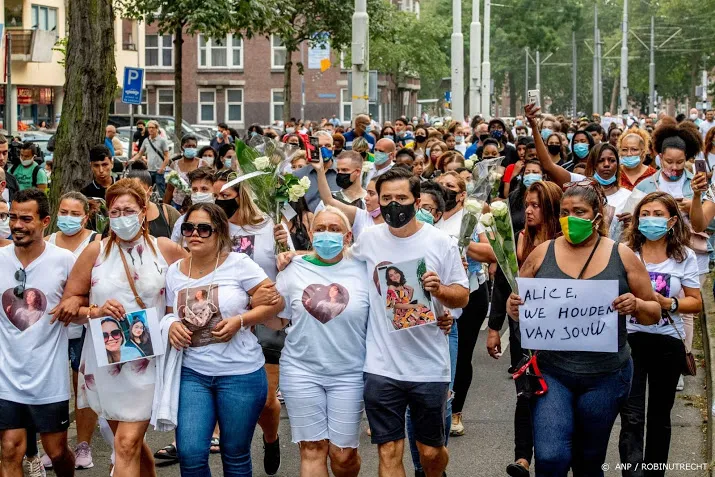 ruim honderd mensen lopen stille tocht voor doodgestoken alice