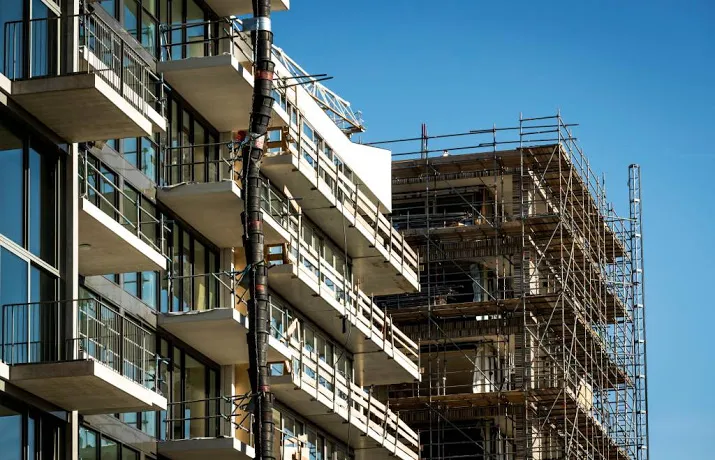 ruim tien maanden werk op plank bij bouwers