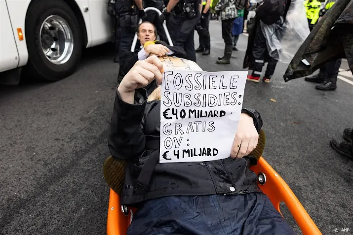 ruim tweehonderd klimaatactivisten aangehouden op de a12