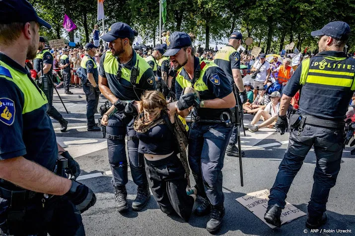 ruim vijfhonderd klimaatactivisten aangehouden bij blokkade a12