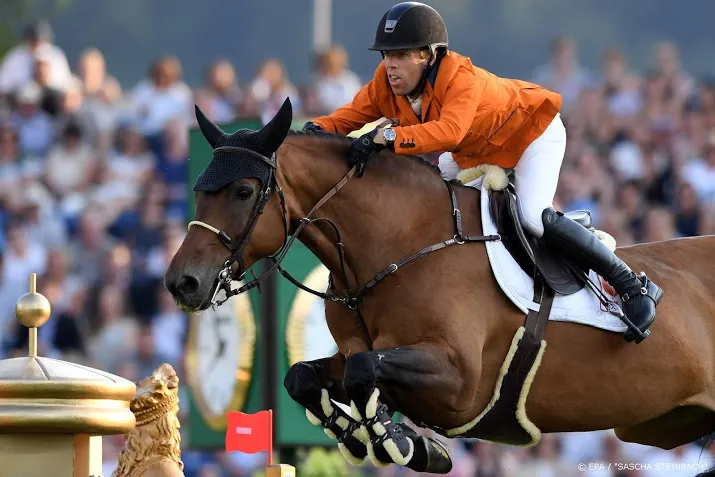 ruiter van der vleuten in actie bij jumping amsterdam