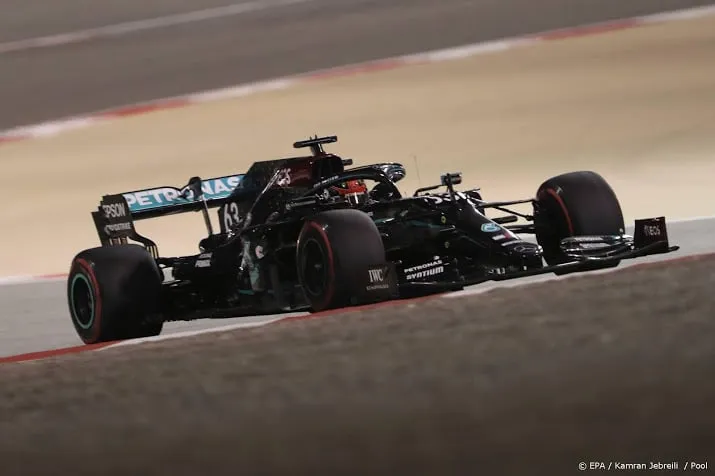 russell laat zich meteen gelden als vervanger hamilton