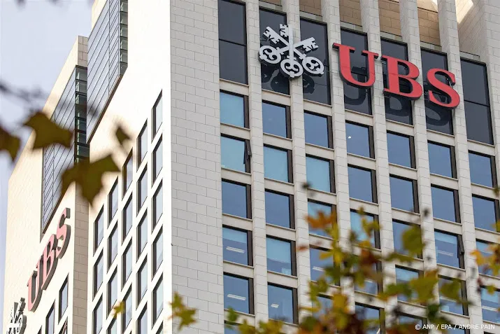 russische miljardair klaagt ubs aan om antiwitwasrapporten