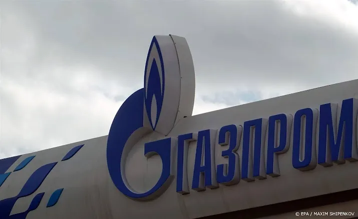 russische olie en gasinkomsten in jaar tijd gehalveerd