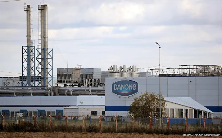 russische staat neemt controle over lokale danone en carlsberg